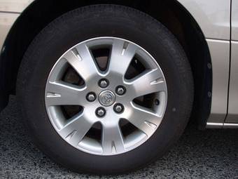 2005 Toyota Alphard Pictures