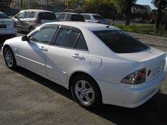 2002 Toyota Altezza Images