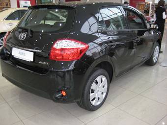 2011 Toyota Auris Photos