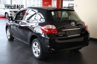 2011 Toyota Auris Pictures