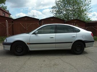 2000 Toyota Avensis Images