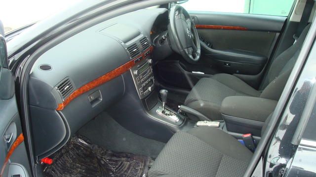 2004 Toyota Avensis