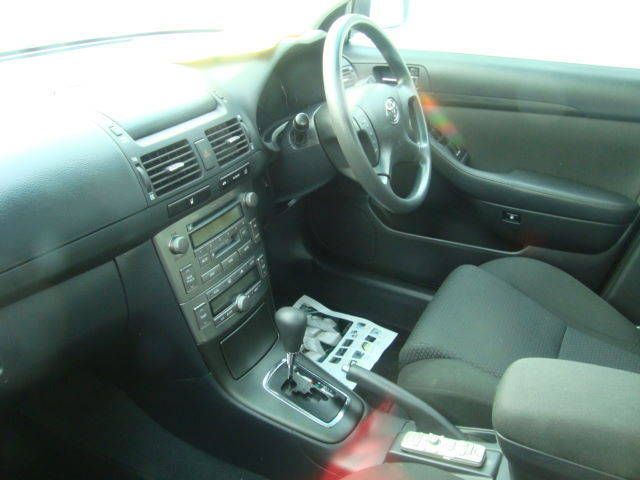 2004 Toyota Avensis