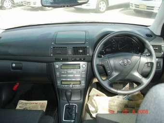 2004 Toyota Avensis Pictures