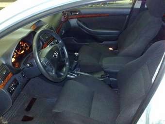 2004 Toyota Avensis Pics