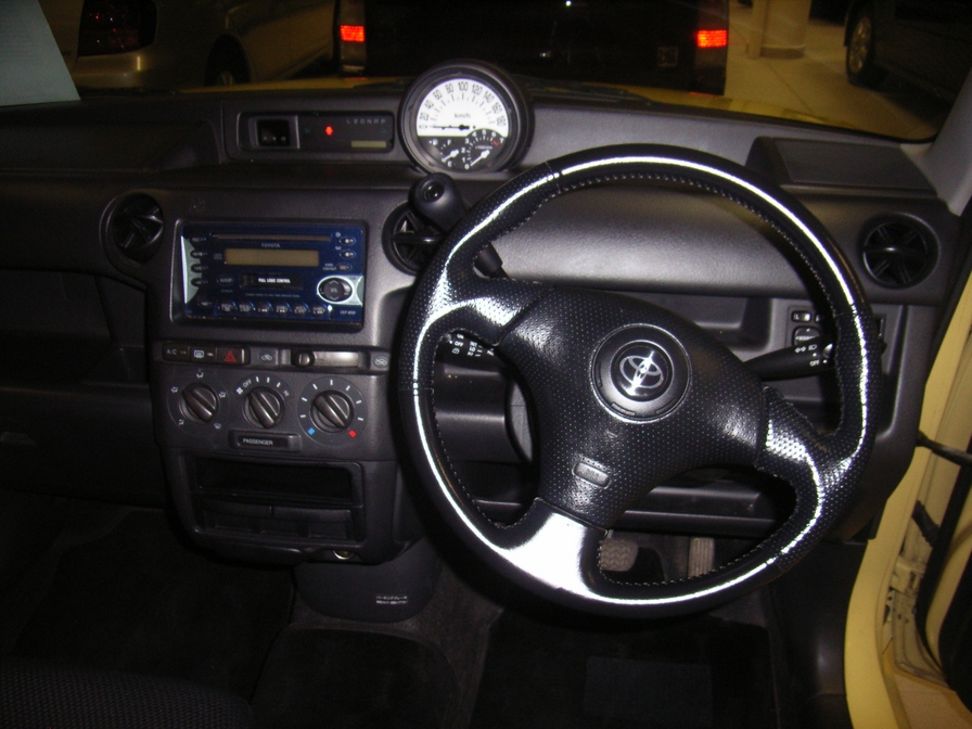 2000 Toyota bB Photos