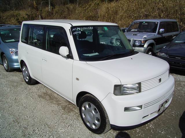 2000 Toyota bB Pictures
