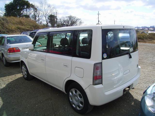 2000 Toyota bB Photos
