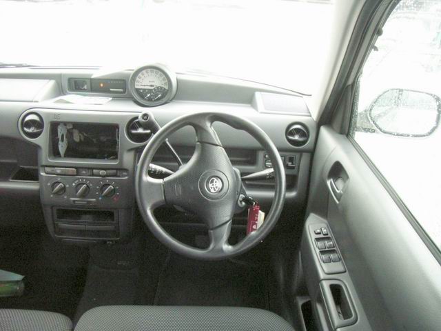 2000 Toyota bB Photos