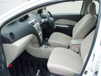 2005 Toyota Belta Photos
