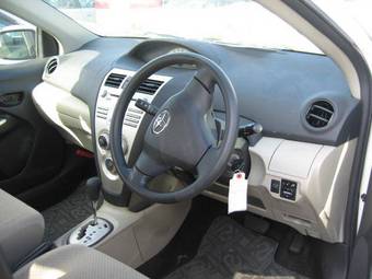 2005 Toyota Belta Pictures