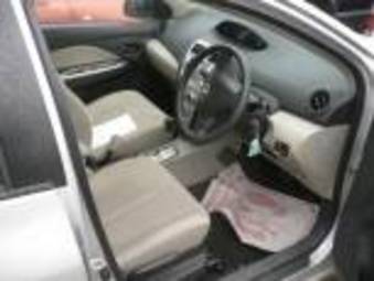 2005 Toyota Belta Images