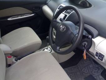 2005 Toyota Belta Images