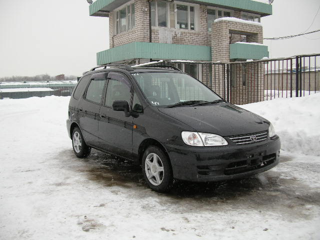 2000 Toyota Corolla Spacio Pics