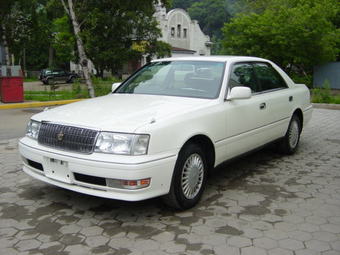 1998 Toyota Crown Photos