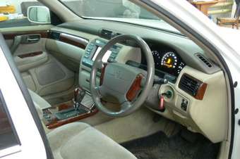 2000 Toyota Crown Photos