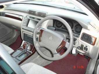 2001 Toyota Crown Photos