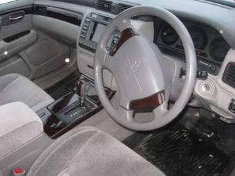 2001 Toyota Crown Photos