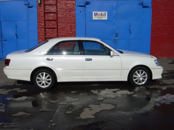 2002 Toyota Crown Pictures