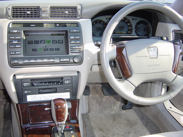 2002 Toyota Crown Photos