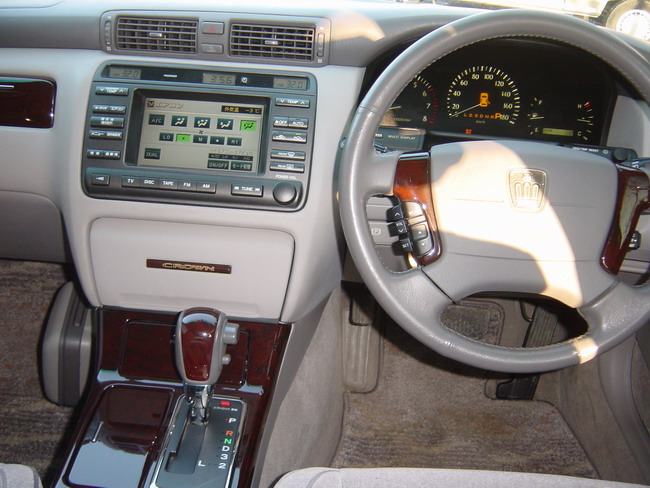 2002 Toyota Crown Pictures