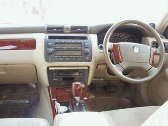 2002 Toyota Crown Photos