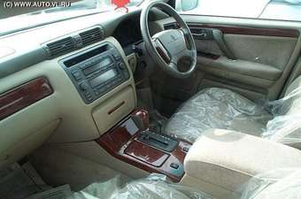 2002 Toyota Crown Photos