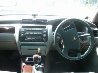2002 Toyota Crown Pictures