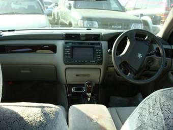 2002 Toyota Crown Photos