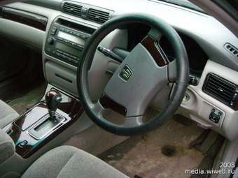 2002 Toyota Crown Photos