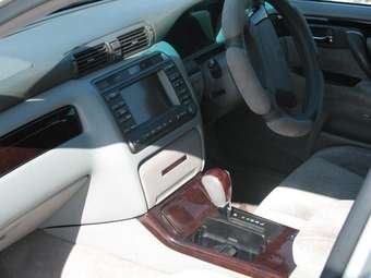 2002 Toyota Crown Pictures