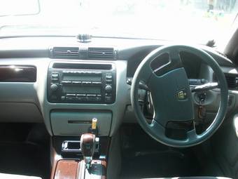 2002 Toyota Crown Photos