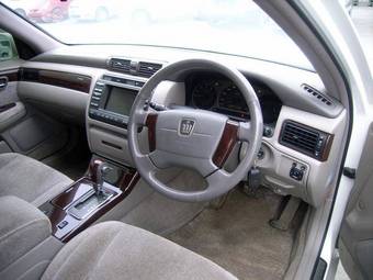 2002 Toyota Crown Photos