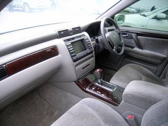 2002 Toyota Crown Photos