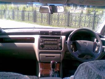 2002 Toyota Crown Pictures