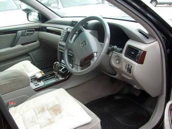 2002 Toyota Crown Photos