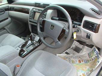 2002 Toyota Crown Pictures