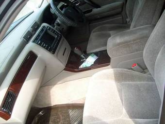 2002 Toyota Crown Photos
