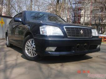 2002 Toyota Crown Photos