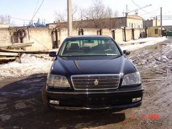 2003 Toyota Crown Photos