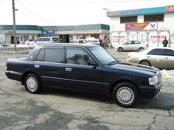 2003 Toyota Crown Photos