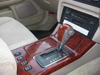 2003 Toyota Crown Photos