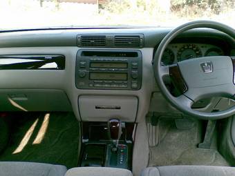 2003 Toyota Crown Photos