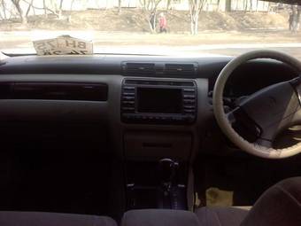 2003 Toyota Crown Photos