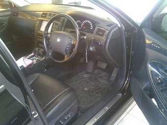 2004 Toyota Crown Photos