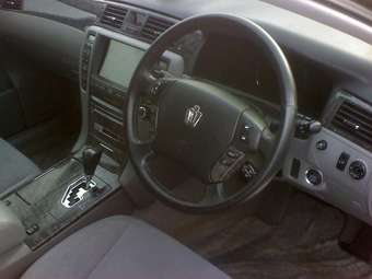 2004 Toyota Crown Photos