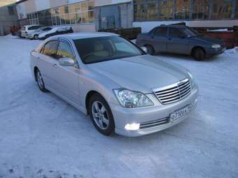 2004 Toyota Crown Pictures