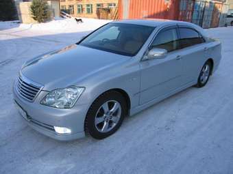 2004 Toyota Crown Photos