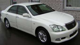 2004 Toyota Crown Pictures