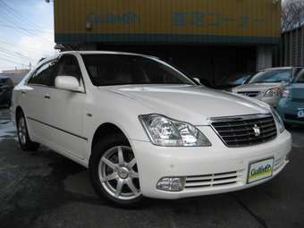 2004 Toyota Crown Photos